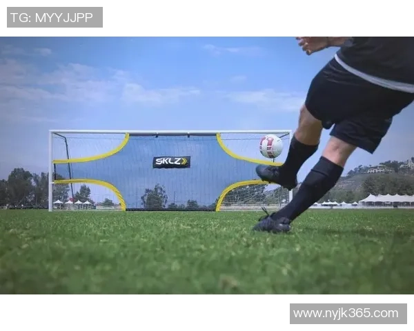 足球巨星射门技术动作深度解析与力量角度精细化研究 足球巨星射门技术动作深度解析与力量角度精细化研究